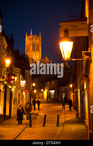 Die Ansicht der Kathedrale von Lincoln von der High Street Blick steil bergauf am Abend fotografiert. Stockfoto