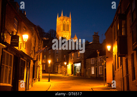 Die Ansicht der Kathedrale von Lincoln von der High Street Blick steil bergauf am Abend fotografiert. Stockfoto