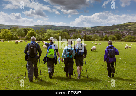 Wanderer auf dem Weg von Winchcombe während Wanderfest, Cotswolds, UK Stockfoto