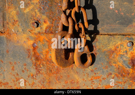 rostige Ketten und Haken auf alten rostigen Boje, Granville, Normandie, Frankreich Stockfoto