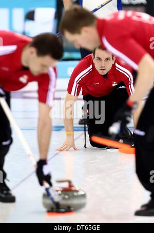 Sotschi, Krasnodar Krai, Rußland. 10. Februar 2014. Mens-Curling-Wettbewerb. Der Schweiz im Vergleich zu Schweden, Sandro Trolliet (SUI), Skip Sven Michel (SUI) und Simon Gempeler (SUI) Credit: Action Plus Sport/Alamy Live News Stockfoto