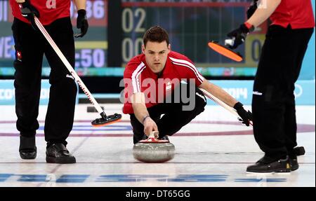 Sotschi, Krasnodar Krai, Rußland. 10. Februar 2014. Mens-Curling-Wettbewerb. Der Schweiz im Vergleich zu Schweden, Sandro Trolliet (SUI) Credit: Action Plus Sport/Alamy Live News Stockfoto