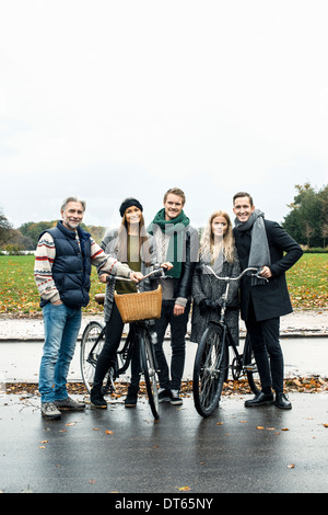 Freunde, posiert mit dem Fahrrad auf der Straße Stockfoto