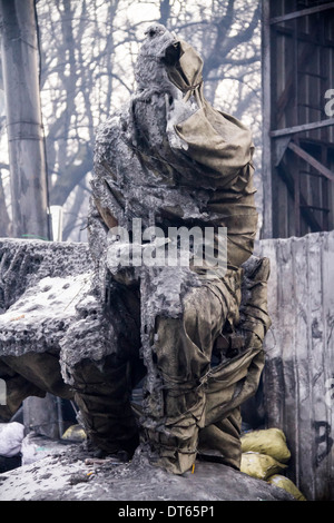 Verpackte Denkmal von Valeriy Lobanovskyi außerhalb Dynamo-Stadion. Bleiben die Euromajdan Demonstranten auf-Guard auf den Barrikaden in Kiew. Stockfoto