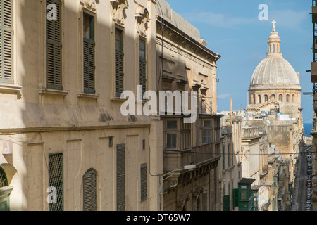 Blick auf die alten Mint Street, Kuppel der Karmeliterkirche, Valletta, Malta Stockfoto