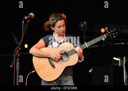 England, Surrey, Guildford, Musik, Saiten, Gitarre, Sängerin Kate Rusby Guilfest 2011 durchführen. Stockfoto