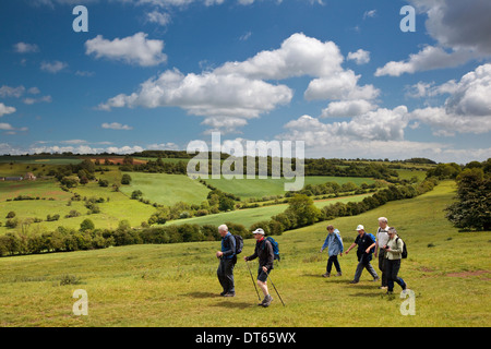 Wanderer auf dem Weg von Winchcombe während Wanderfest, Cotswolds, UK Stockfoto