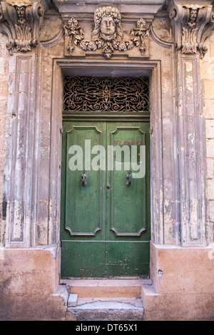 Tür in mittelalterlichen Stadtmauer, Mdina, Malta Stockfoto