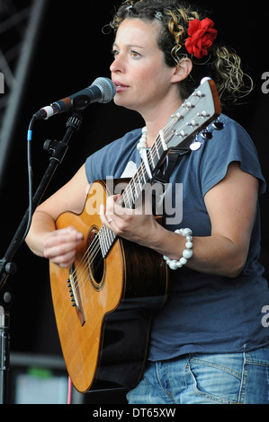 England, Surrey, Guildford, Musik, Saiten, Gitarre, Sängerin Kate Rusby Guilfest 2011 durchführen. Stockfoto