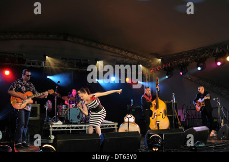 Musik, Streicher, Gitarren, Irish Rockabilly-Sängerin Imelda May und ihrer Band, die erklingt in 2010 Cornbury Festival in Oxfordshire. Stockfoto