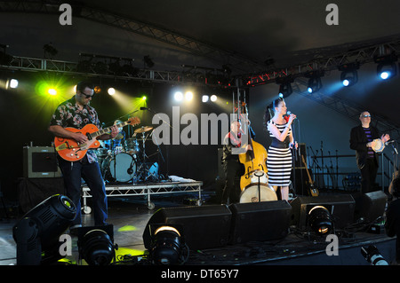 Musik, Streicher, Gitarren, Irish Rockabilly-Sängerin Imelda May und ihrer Band, die erklingt in 2010 Cornbury Festival in Oxfordshire. Stockfoto