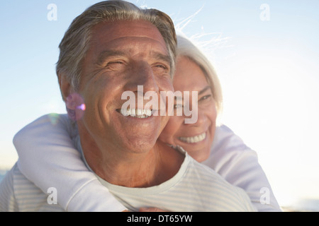 Porträt des glücklichen Paares im freien Stockfoto