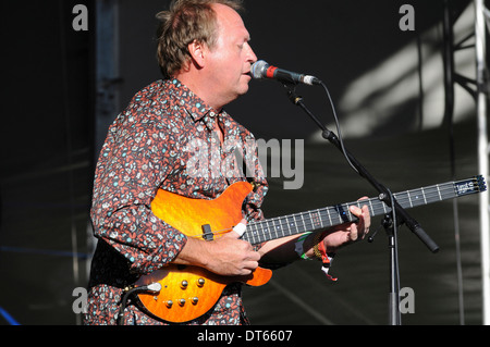 England, Surrey, Guildford, Guilfest 2010, Musik, Saiten, Gitarre, Bassist Mark King mit Level 42 Instrument zu spielen. Stockfoto