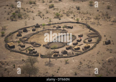 Eine Luftaufnahme einer kleinen ländlichen Dorf Siedlung mit traditionellen Gebäuden und Tiergehege. Stockfoto