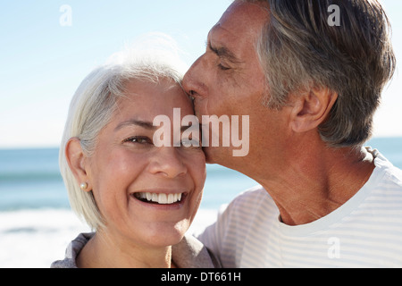 Mann küssen Frau auf Stirn Stockfoto