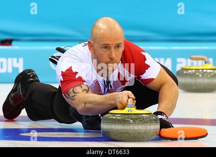 Sotschi, Krasnodar Krai, Rußland. 10. Februar 2014. Mens-Curling-Wettbewerb. Canadas Vize überspringen Ryan Fry wirft die Stein während der Mens Eisstockschießen Round-Robin-Sitzung 1 gegen Deutschland bei der Sotschi Olympischen Winterspiele 2014 in Sotschi Credit: Action Plus Sport/Alamy Live News Stockfoto