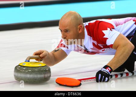 Sotschi, Krasnodar Krai, Rußland. 10. Februar 2014. Mens-Curling-Wettbewerb. Canadas Vize überspringen Ryan Fry wirft die Stein während der Mens Eisstockschießen Round-Robin-Sitzung 1 gegen Deutschland bei der Sotschi Olympischen Winterspiele 2014 in Sotschi Credit: Action Plus Sport/Alamy Live News Stockfoto