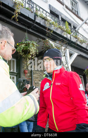 10. Februar 2013 UK Cumbria Davina McCall Sport Relief Herausforderung Tag 3 Davina McCall Radio Cumbria BBC Martin Lewes Davina - interview über Breaking Davina-interviewt für BBC Radio Cumbria Stockfoto