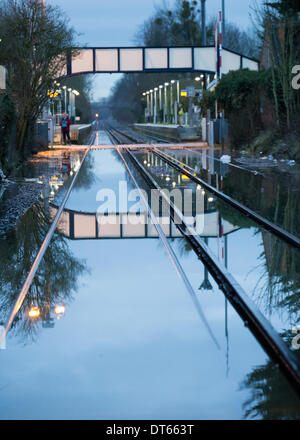 Datchet, UK. 10. Februar 2014. Die Bahnlinie versinkt in Datchet, Berkshire, nachdem der Themse Ufer bricht.  Der Wasserstand steigt weiter. Hochwasser aus der Themse, verursacht durch starke Regenfälle von wiederholten Winterstürme bedroht Tausende von Häusern. Bildnachweis: Graham Eva/Alamy Live-Nachrichten Stockfoto