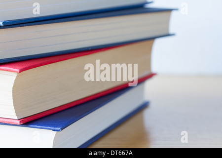Stapel Bücher auf Holztisch Stockfoto