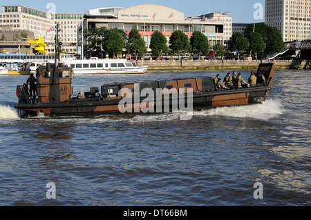 England, London, Royal Marines an Bord ein Landungsboot Mk5 patrouillieren die Themse während der Olympischen Spiele 2012. Stockfoto