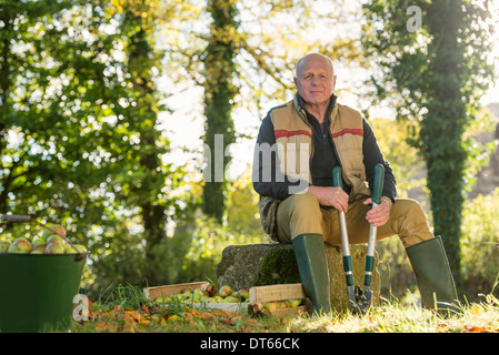 Porträt von senior woman Holding pruner Stockfoto