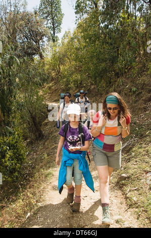 Nepal, Südasien, Pokhara. Westlichen Familie mit Kindern im nepalesischen Himalaya Hügel in der Nähe von Pokhara trekking. Stockfoto