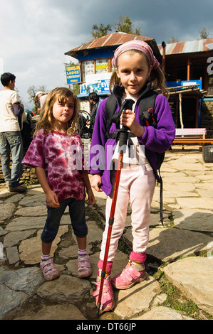 Nepal, Südasien, Pokhara. Englische Mädchen trekking im nepalesischen Himalaya Hügel in der Nähe von Pokhara. Stockfoto