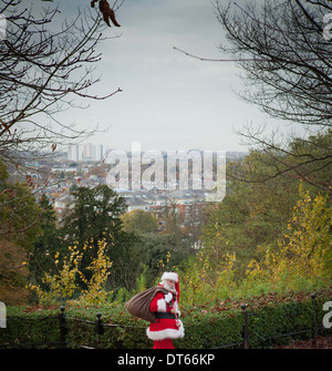 Weihnachtsmann mit Sack über die Schulter Stockfoto