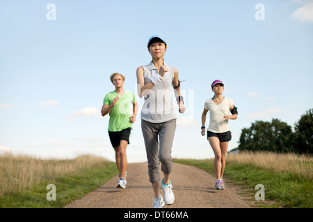 Drei junge Erwachsene Joggen Feldweg Stockfoto
