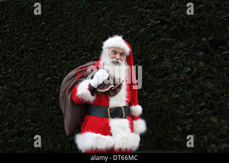 Weihnachtsmann mit Sack über die Schulter Stockfoto
