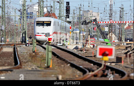 Leipzig, Deutschland. 10. Februar 2014. Ein Hochgeschwindigkeitszug ICE der Deutschen Bahn AG, die Deutsche Bahn Baustellen geht eine es verlässt den Hauptbahnhof in Leipzig, Deutschland, 10. Februar 2014. Plattformen 10 bis 15 werden für 120 Millionen Euro komplett umgebaut werden, um Passagiere leichteren Zugang zu den Zügen zu ermöglichen. Die Bahngleise und einige Brücken werden auch ersetzt. Das Bauvorhaben ist Bestandteil der 10 Milliarden Euro neue ICE-Verbindung von Nürnberg über Erfurt und Halle/Leipzig nach Berlin. Foto: JAN WOITAS/DPA/Alamy Live-Nachrichten Stockfoto