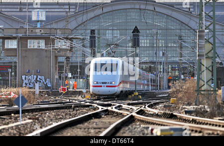 Leipzig, Deutschland. 10. Februar 2014. Ein ICE-Highspeed Zug der Deutschen Bahn AG, die Deutsche Bahn den Hauptbahnhof in Leipzig, Deutschland, 10. Februar 2014 verlässt. Plattformen 10 bis 15 werden für 120 Millionen Euro komplett umgebaut werden, um Passagiere leichteren Zugang zu den Zügen zu ermöglichen. Die Bahngleise und einige Brücken werden auch ersetzt. Das Bauvorhaben ist Bestandteil der 10 Milliarden Euro neue ICE-Verbindung von Nürnberg über Erfurt und Halle/Leipzig nach Berlin. Foto: JAN WOITAS/DPA/Alamy Live-Nachrichten Stockfoto