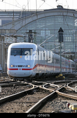 Leipzig, Deutschland. 10. Februar 2014. Ein ICE-Highspeed Zug der Deutschen Bahn AG, die Deutsche Bahn den Hauptbahnhof in Leipzig, Deutschland, 10. Februar 2014 verlässt. Plattformen 10 bis 15 werden für 120 Millionen Euro komplett umgebaut werden, um Passagiere leichteren Zugang zu den Zügen zu ermöglichen. Die Bahngleise und einige Brücken werden auch ersetzt. Das Bauvorhaben ist Bestandteil der 10 Milliarden Euro neue ICE-Verbindung von Nürnberg über Erfurt und Halle/Leipzig nach Berlin. Foto: JAN WOITAS/DPA/Alamy Live-Nachrichten Stockfoto