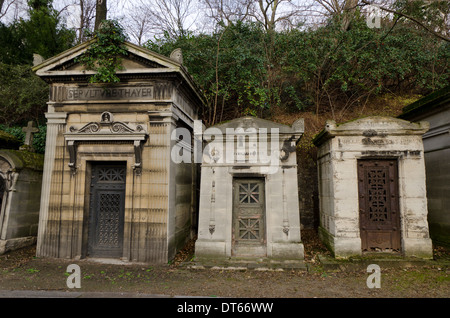 Drei Mausoleen am Pere Lachaise, der größte Friedhof in Paris, Frankreich. Stockfoto