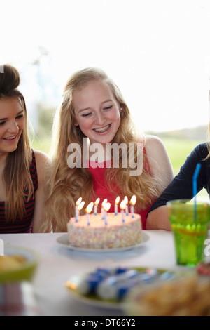 Teenager-Mädchen mit Geburtstagstorte und Kerzen Stockfoto