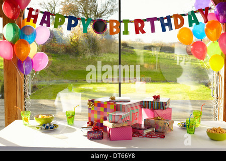 Gedeckten Tisch mit Geburtstagsgeschenke und Luftballons Stockfoto