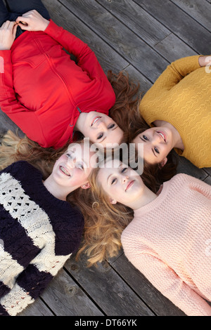 Porträt von vier Teenager Kopf an Kopf auf Terrasse Stockfoto