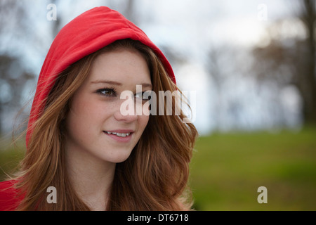 Outdoor-Porträt eines Mädchens im roten Haube Stockfoto