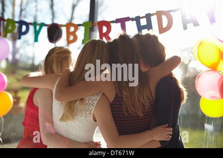 Teenager Freunde feiern Geburtstagsparty in einem restaurant Stockfotografie - Alamy