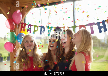 Vier Mädchen im Teenageralter genießen Konfetti auf Geburtstagsparty Stockfoto