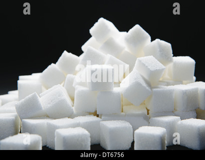 Haufen Zucker Würfel, schwarzer Hintergrund Stockfoto