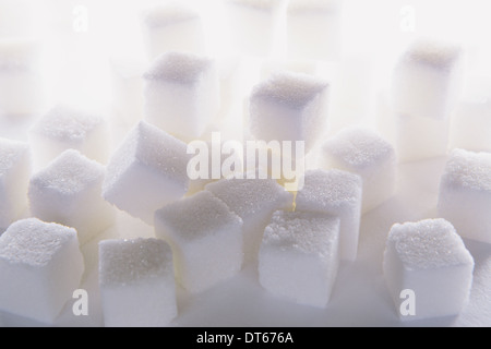 Zuckerwürfel auf weißem Hintergrund Stockfoto