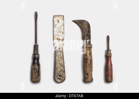 Verwendeten Werkzeuge in einer Reihe angeordnet. Gut genutzt, abgenutzte Griffe, geformt aus Holz glatte Textur. Metall, rostig und markierten implementiert. Stockfoto