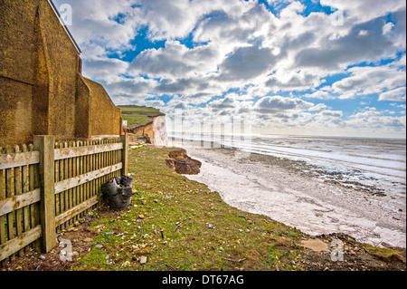 Die kalkhaltigen Felsen bei Birling Gap weiterhin beim Erodieren Tempo nach einem Zwischenspiel des schlechten Wetters Stockfoto