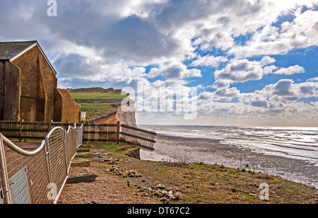 Die kalkhaltigen Felsen bei Birling Gap weiterhin beim Erodieren Tempo nach einem Zwischenspiel des schlechten Wetters Stockfoto