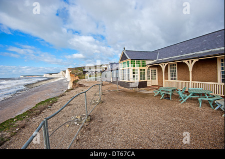 Klippen bei Birling Gap weiter erodieren Tempo nach schlechtem Wetter, das Café verlor einen Teil davon ist Freisitz in einen Zusammenbruch Stockfoto