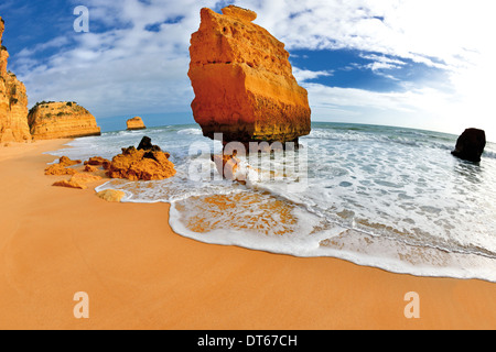 Portugal, Algarve: Felsiger Strand Praia da Marinha Stockfoto