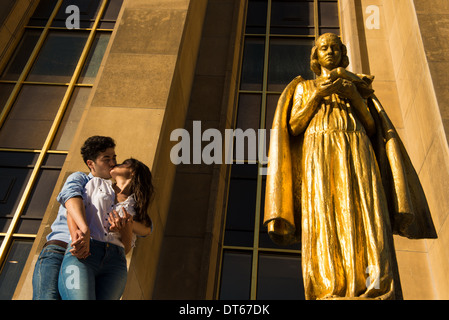 Junges Paar teilen einen Kuss neben Statue, Paris, Frankreich Stockfoto