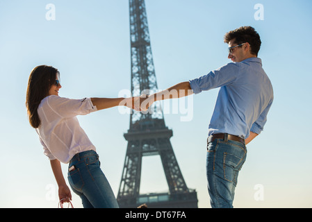 Junges Paar vor Eiffelturm, Paris, Frankreich Stockfoto